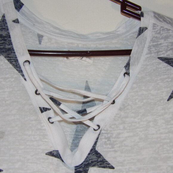 Maurices 24/7 Thin Material Star Patterned Corset Lace Detail Top Sz 0X - Picture 2 of 6